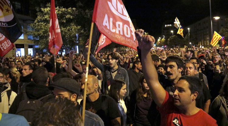 La manifestació al voltant de la Guàrdia Civil de Girona. ACN