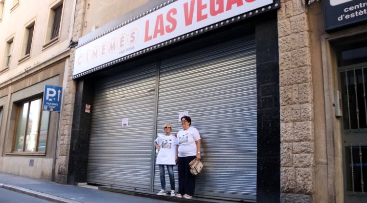 Treballadors de Las Vegas davant dels cinemes tancats i lluint una samarreta on reclamen cobrar. ACN