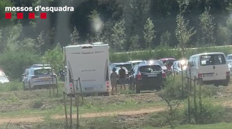 Dos dels lladres després de baixar de l'autocaravana i robar a l'interior del vehicle que tenien al costat