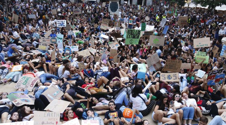 Els manifestants de la vaga contra el canvi climàtic simbolitzant l'extinció de l'espècie humana. ACN