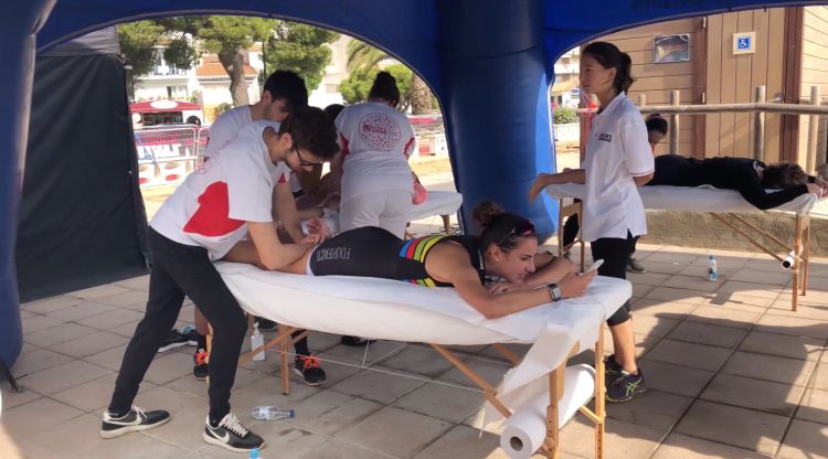 Estudiants de fisioteràpia d'EUSES a la triatló de l'Estartit, l'any passat. M. Estarriola