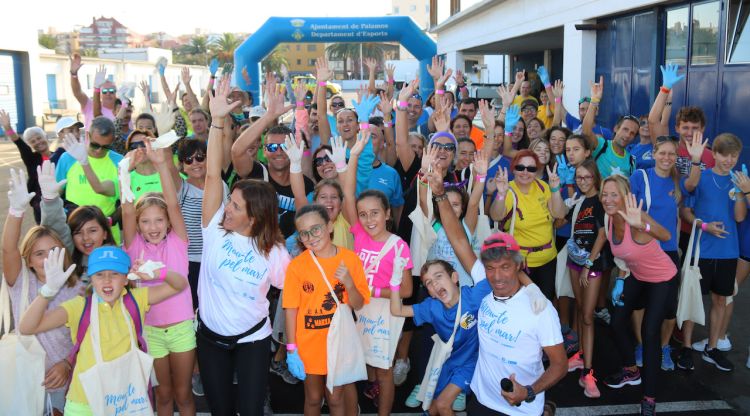 Alguns dels voluntaris a la Llotja de Palamós abans de sortir a recollir les deixalles. ACN