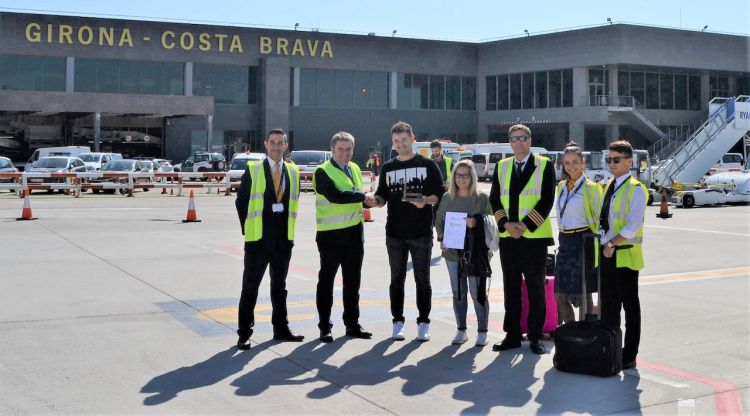 El passatger 75 milions de l'aeroport de Girona acompanyat dels representants d'Aena. ACN