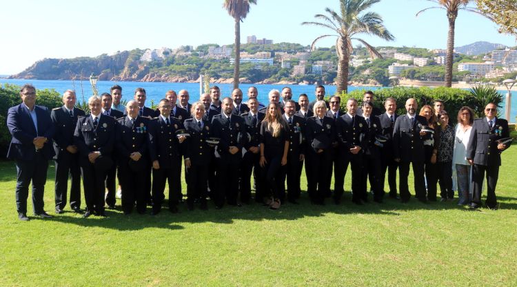 Foto de família dels membres de la Policia Local de Platja d'Aro, en el marc de la celebració de la festa del cos. ACN