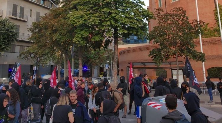 Els CDR concentrats davant la subdelegació del govern espanyol. CDR Girona Salt