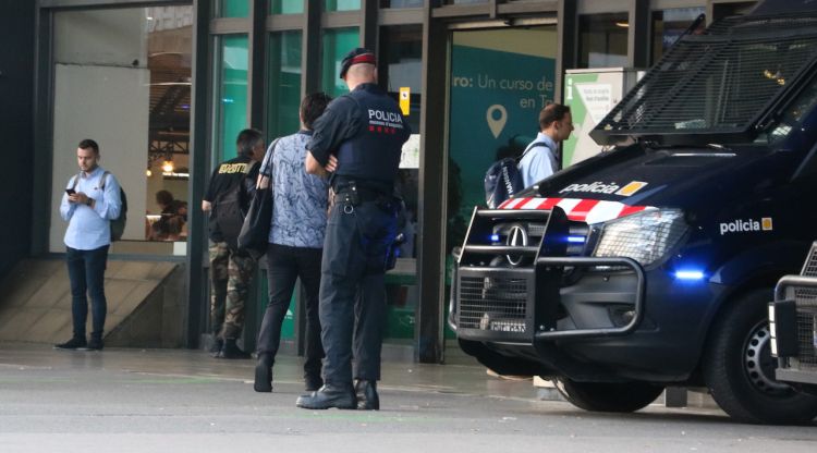 La presència policial a les portes de l'estació de Sants. ACN