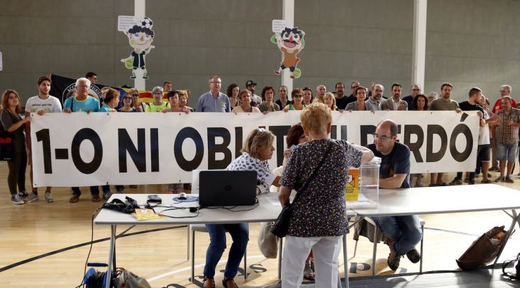 Un instant de la votació amb alguns veïns de Sarrià de Ter que s'han desplaçat fins a Sant Julià de Ramis. ACN