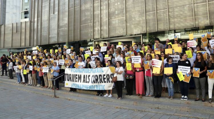 Un instant de la concentració dels treballadors de la Generalitat a Girona. ACN