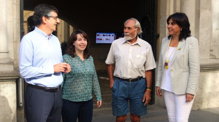 El secretari de la plataforma Joan Vila, la regidora socialista Bea Esporrín, el president de l'entitat, Jaume Santana i la regidora d'ERC, Maria Àngels Cedacers. ACN