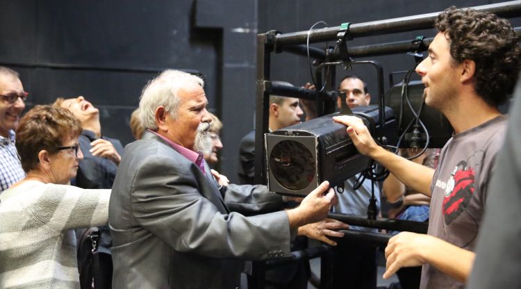 Un grup de persones invident visitant el Teatre Municipal