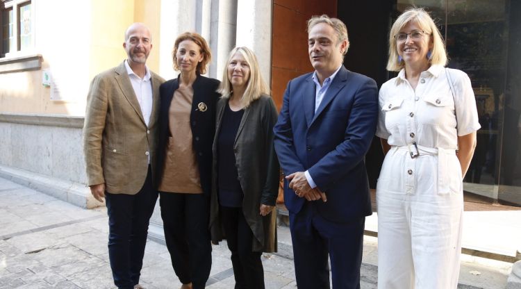 Les autoritats en la presentació de l'obra de Bill Viola al Bòlit de Girona. ACN