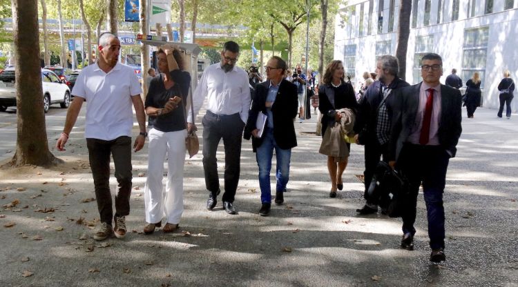 Els advocats voluntaris sortint dels jutjats de Girona després de les declaracions dels policies investigats per l'1-O. ACN