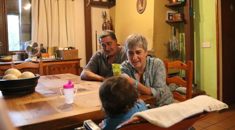L'Àngels i l'Agustí, dos pares d'acollida de Navata atenent la criatura que tenen a càrrec actualment. ACN