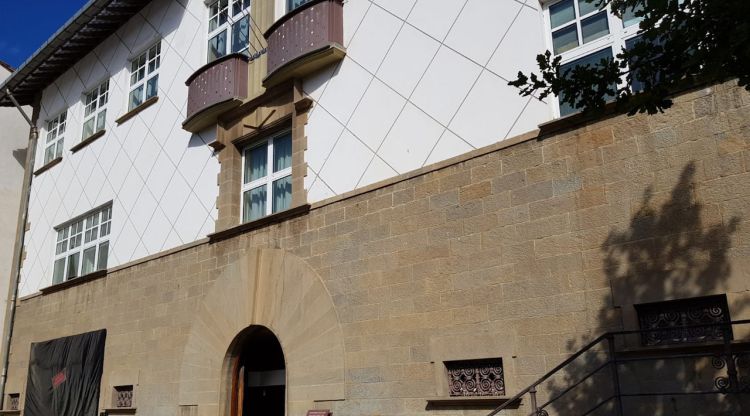 La façana de l'Ajuntament d'Olot sense la pancarta de 'Llibertat presos polítics'