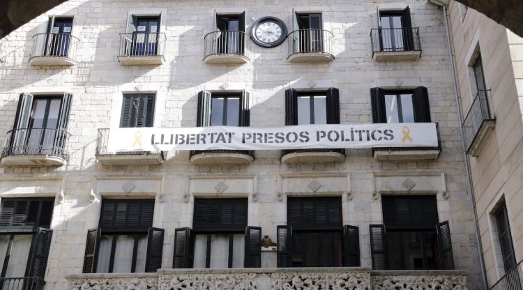 La pancarta a l'Ajuntament de Girona reclamant la llibertat dels presos, avui. ACN