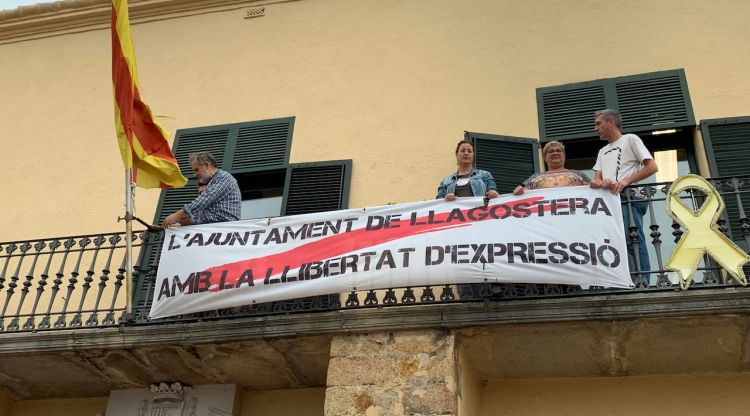 L'alcalde de Llagostera i membres del govern local retirant la pancarta sobre els líders independentistes