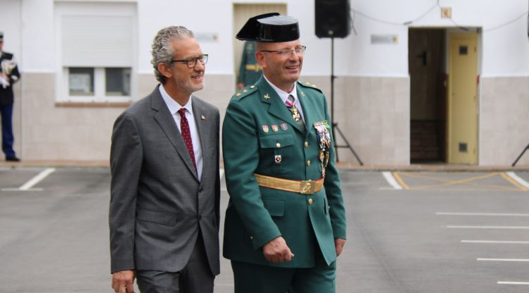 El subdelegat del govern espanyol a Girona, Albert Bramon, acompanyat del cap de la Guàrdia Civil a la demarcació, Josep Antoni Esteve. ACN