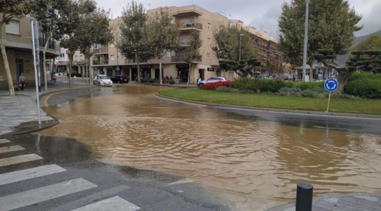 Una rotonda de Roses inundada