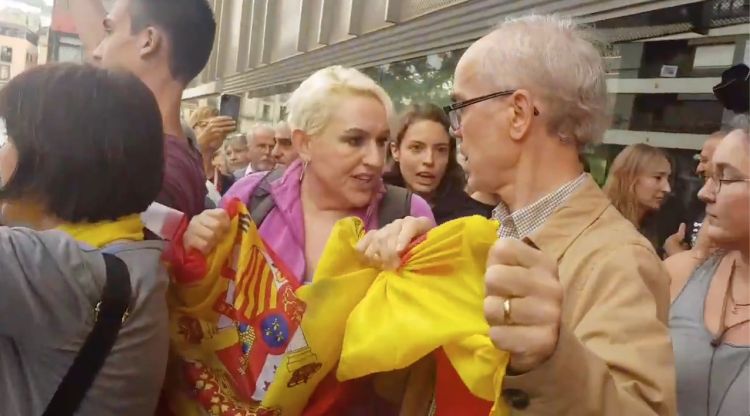 La parella amb la "rojigualda" a les mans. Maria Garcia