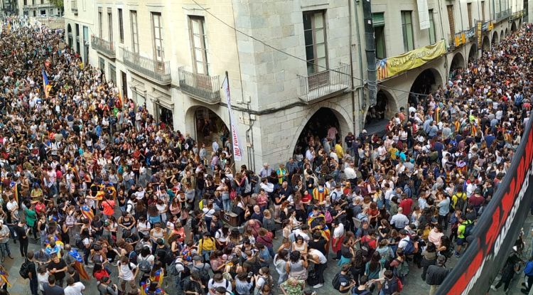 Els concentrats a la plaça del Vi i la Pujada del Pont de Pedra. Girona Vota