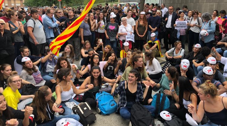 Els participants a la seguda convocada pel CDR davant els jutjats de Figueres. ACN