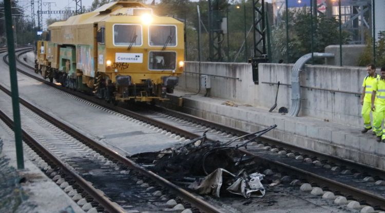 Operaris d'Adif intenant restablir el servei del TAV ahir a última hora