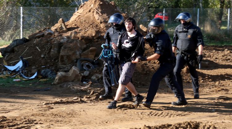 Els Mossos enduent-se un dels manifestants per identificar-lo. ACN