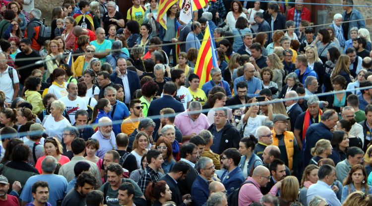 Els assistents han portat banderes estelades durant l'acte de Torroella. ACN