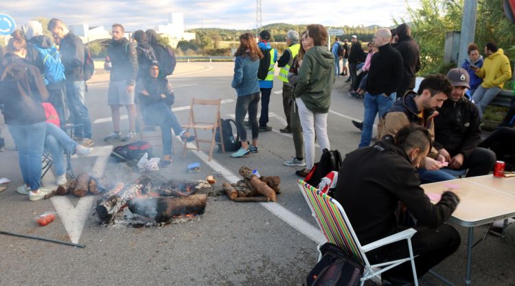 Un grup de manifestants tallant la C-65 ahir a Cassà de la Selva. ACN