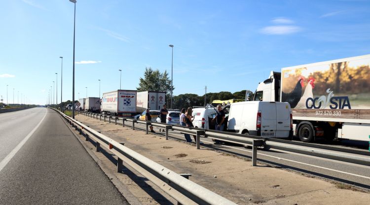 Desenes de vehicles atrapats a Girona. ACN