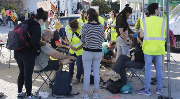 Parada dels serveis mèdics mentre els voluntaris estaven curant alguns dels participants en les Marxes per la Llibertat a Sils. ACN