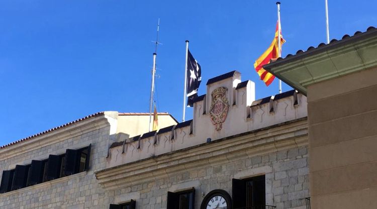 Una imatge on apareix la bandera negra i la senyera a l'edifici de l'Ajuntament de Girona. ACN