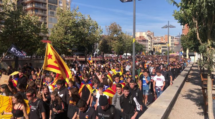 Els manifestants camí de l'Institut Jaume Vicens Vives. M. Estarriola