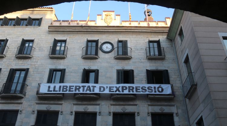 La pancarta penjada el passat 22 de març. ACN