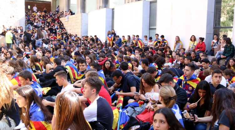 Els estudiants al Rectorat de la UdG. ACN