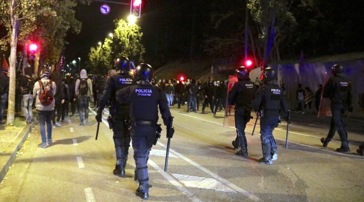 Els antidisturbis dispersant la concentració davant l'Agència Tributària a Girona. ACN