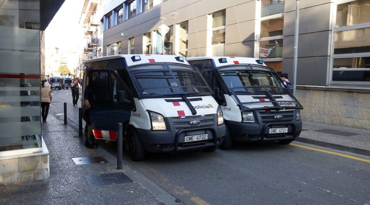 Les furgonetes dels Mossos d'Esquadra davant de Vista Alegre. ACN