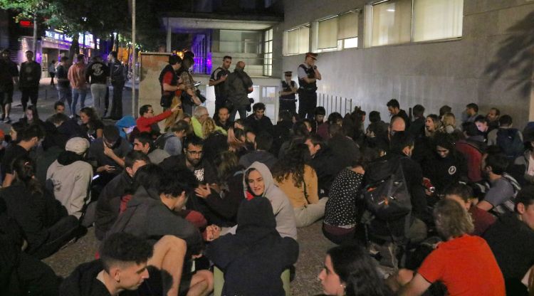 La sortida de l'aparcament dels Jutjats de Girona bloquejada