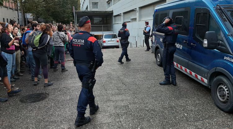 La rampa amb els Mossos custodiant-la i amb un dels cotxes del CNP entrant amb els detinguts. ACN