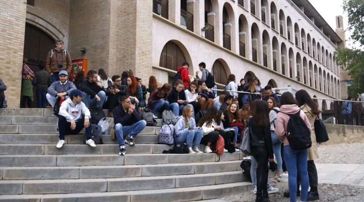 Els estudiants a les portes de la Facultat de Lletres de la UdG amb els piquets informatius de fons. ACN