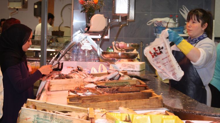 Una de les parades del mercat municipal de Salt © ACN