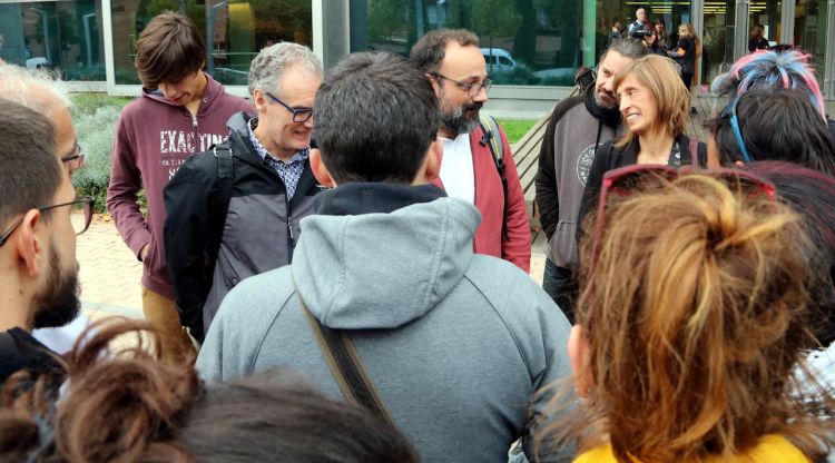 L'advocat Benet Salellas parlant amb els concentrats davant del Palau de Justícia de Girona. ACN