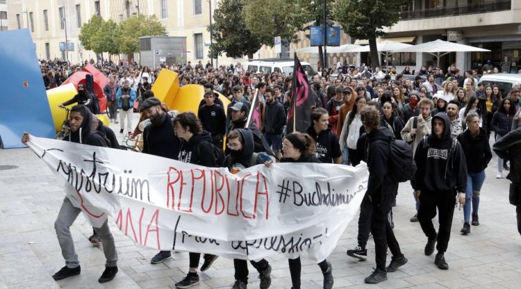 Centenars de manifestants bloquegen les portes d'accés a la seu de la Generalitat a Girona. ACN