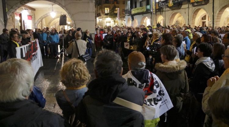 Pla general de la concentració organitzada per Girona Vota a la plaça del Vi