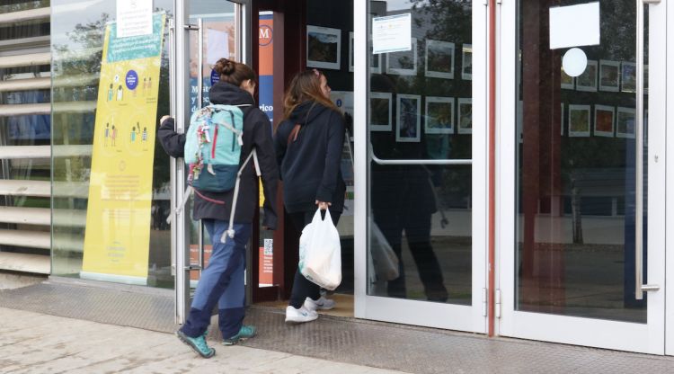 Dues estudiants de la UdG entrant a la Facultat de Ciències després que els membres del SEPC desbloquegessin els accessos dels edificis. ACN