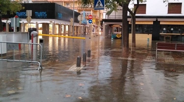 El carrer Doctor Fleming completament inundat. Yolanda Gutiérrez