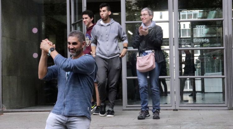 L'activista antifeixista sortint dels Jutjats de Girona. ACN