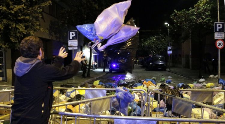 Un manifestant llançant deixalles davant la subdelegació de Girona. ACN