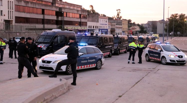 L'ampli desplegament policial a tocar de l'ap-7 a la Jonquera. ACN