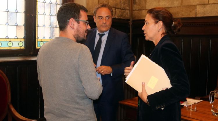 D'esquerra a dreta, el portaveu de Guanyem Girona, Lluc Salellas; el tinent d'alcaldia de Cultura, Carles Ribas, i l'alcaldessa de Girona, Marta Madrenas. ACN